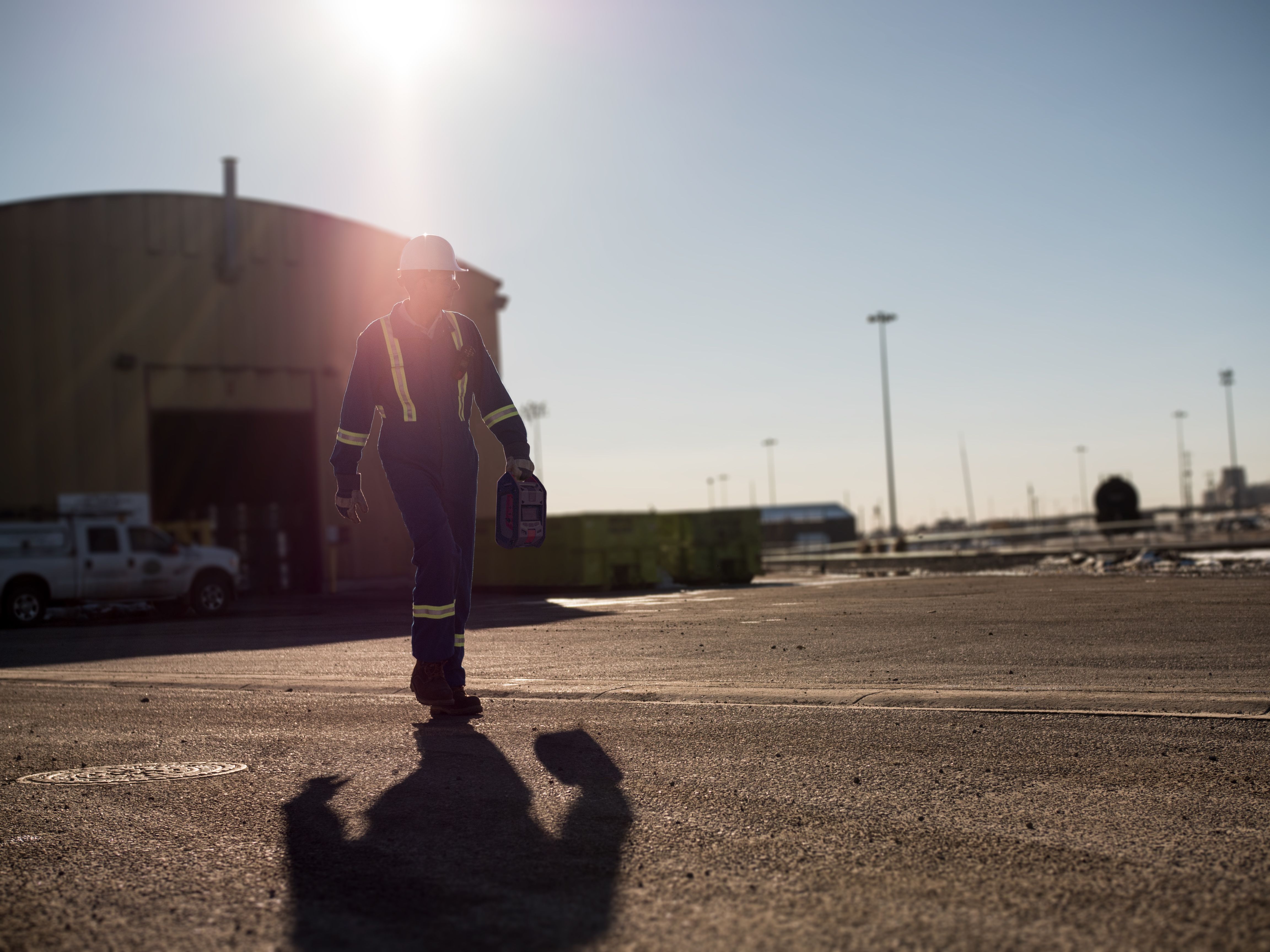 Allein arbeitende Person mit Gasdetektor für den Arbeitsbereich