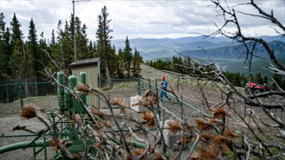 Einsamer Öl- und Gasarbeiter in der Ferne – 400px
