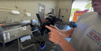 Die Feuerwehr von Southern Manatee zeigt sich kreativ und demonstriert, wie sie ein G7-Gerät zur Gasdetektion an einer Drohne befestigt hat.