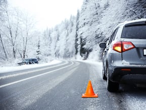 Auto-Landstraße-verschneites Wetter
