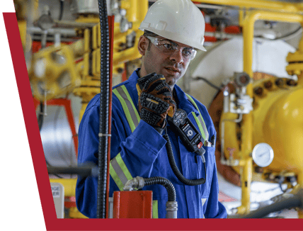 Ein Mitarbeiter der Öl- und Gasindustrie nutzt das RSM-Mikrofon von Blackline Safety, um mit seinem Team zu kommunizieren.