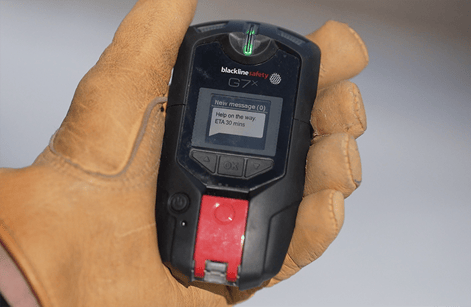 Allein arbeitende Person hält Hand – G7X-Nachricht – Hilfe