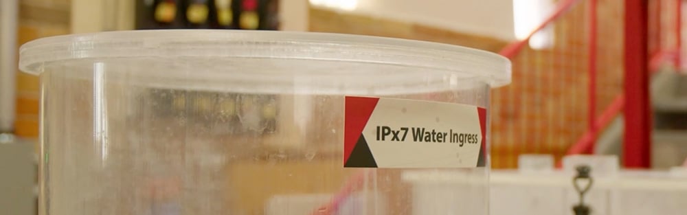IPx7 Wassereintritt, der die Fähigkeit eines Geräts testet, dem Eintauchen in Wasser standzuhalten.