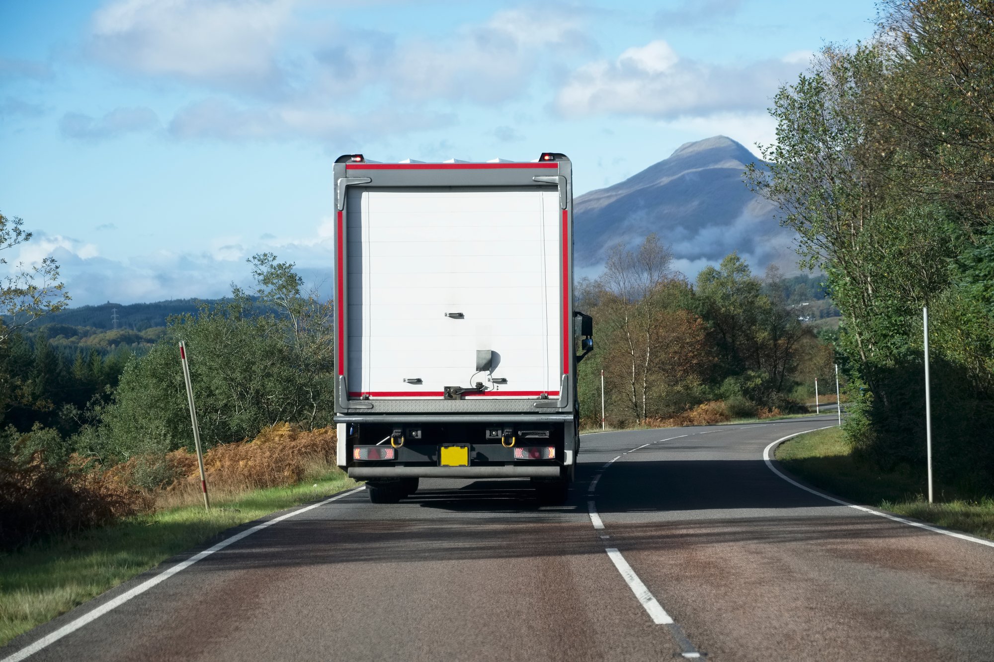 Lkw-Fahrer dank Alleinarbeiter-Gerät in Sicherheit