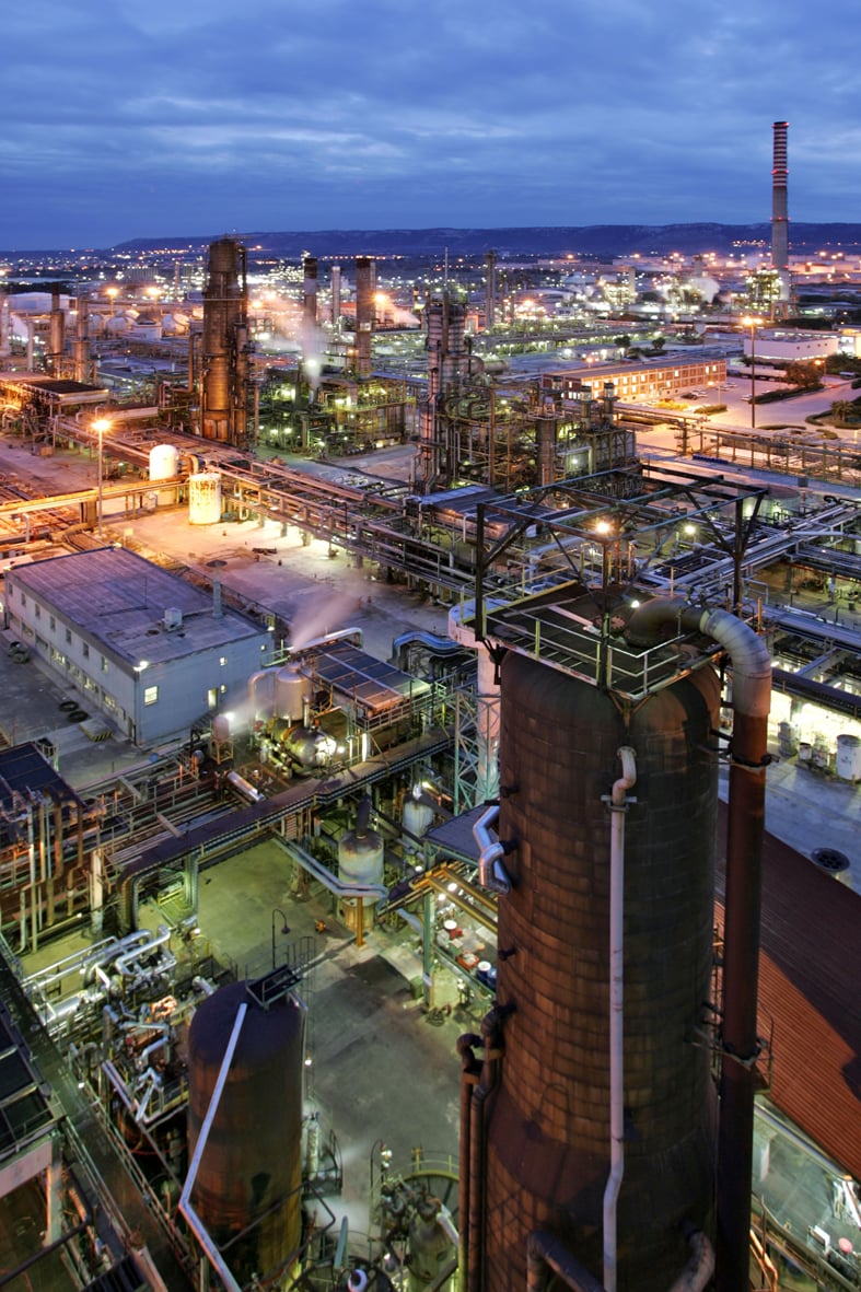 Raffinerie bei Nacht. Angeschlossene Gasdetektion