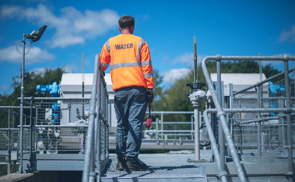 Ein einzelner Arbeiter im Außenbereich des Wessex Water-Werks in Westengland, Großbritannien.