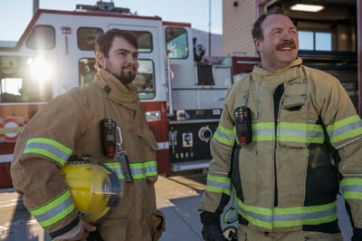 Feuerwehrleute, die einen tragbaren Gasdetektor Blackline Safety G7 tragen