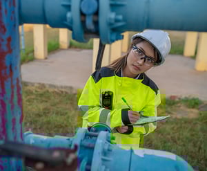 Wasserstoff-Umweltingenieure-arbeiten-in-Abwasseraufbereitungsanlagen