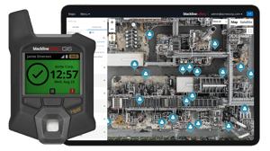 grüner Haken mit blauen Punkten