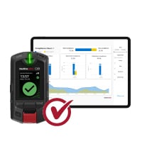Automatisierte Firmware- und Konfigurations-Updates machen manuelle Wartungsarbeiten überflüssig und sorgen dafür, dass die Geräte stets konform bleiben.