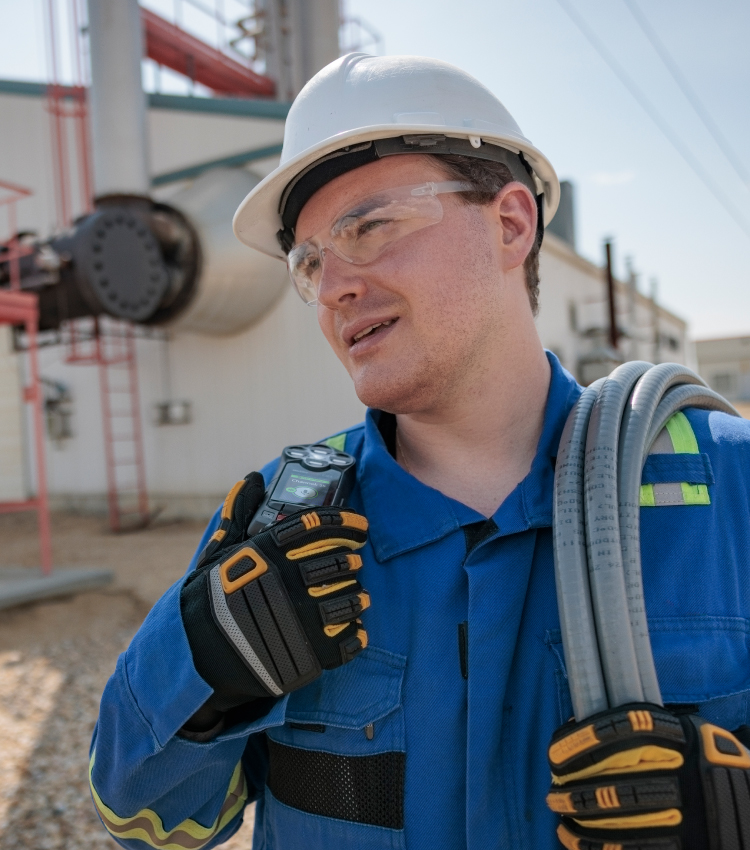 G8 Lone Worker fördert die Kommunikation mit Notruffunktion, Push-to-Talk und Textnachrichten.