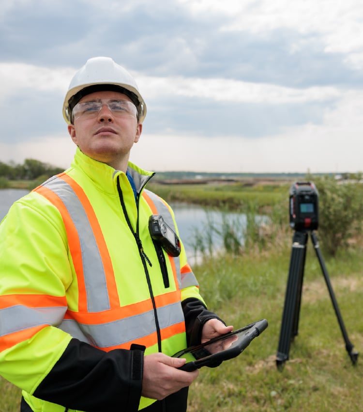 Drei Möglichkeiten zur Kommunikation mit G8 Lone Worker – Notruffunktion, Push-to-Talk und Textnachrichten