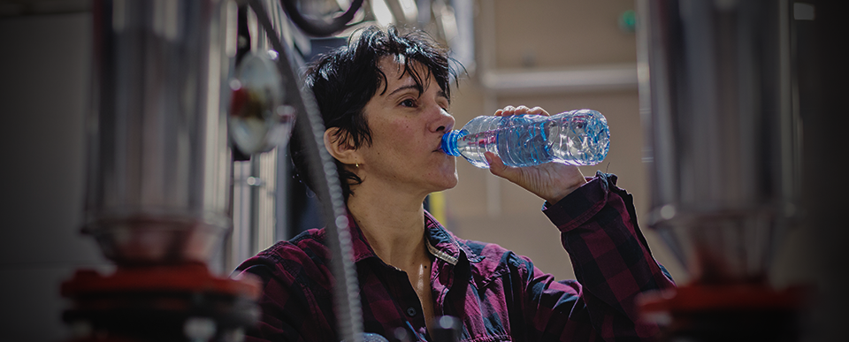 Die Geräte für allein arbeitende Personen von Blackline Safety überwachen das Wohlbefinden von Mitarbeitern, die in Innenräumen bei hoher Hitze arbeiten.