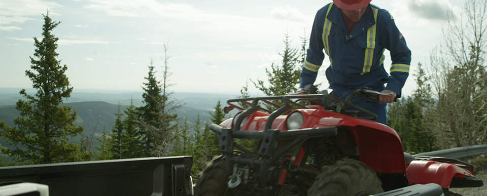 Loner 900 – Ein allein arbeitender Mitarbeiter, der mit einem Blackline Safety-Gerät für allein arbeitende Mitarbeiter überwacht wird.