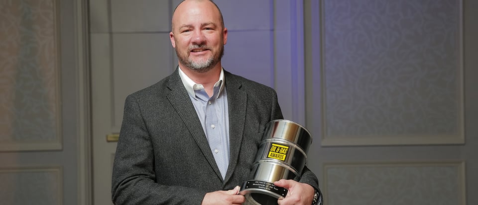 Chad Grady von Blackline Safety nimmt bei den Oil & Gas Awards 2018 die Auszeichnung „Hersteller des Jahres“ entgegen.