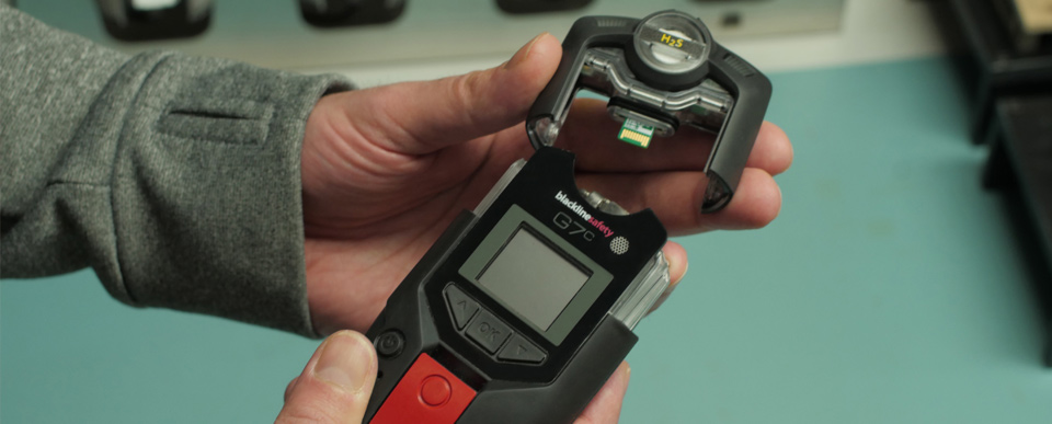 Installing a gas monitoring cartridge onto a Blackline Safety G7