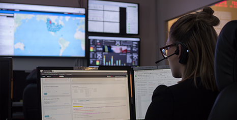 SOC-Agentin, nach links über die Schulter blickend 2-1