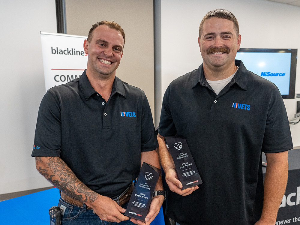 Steve und Matt halten die Trophäe des „Impact Award“ in den Händen